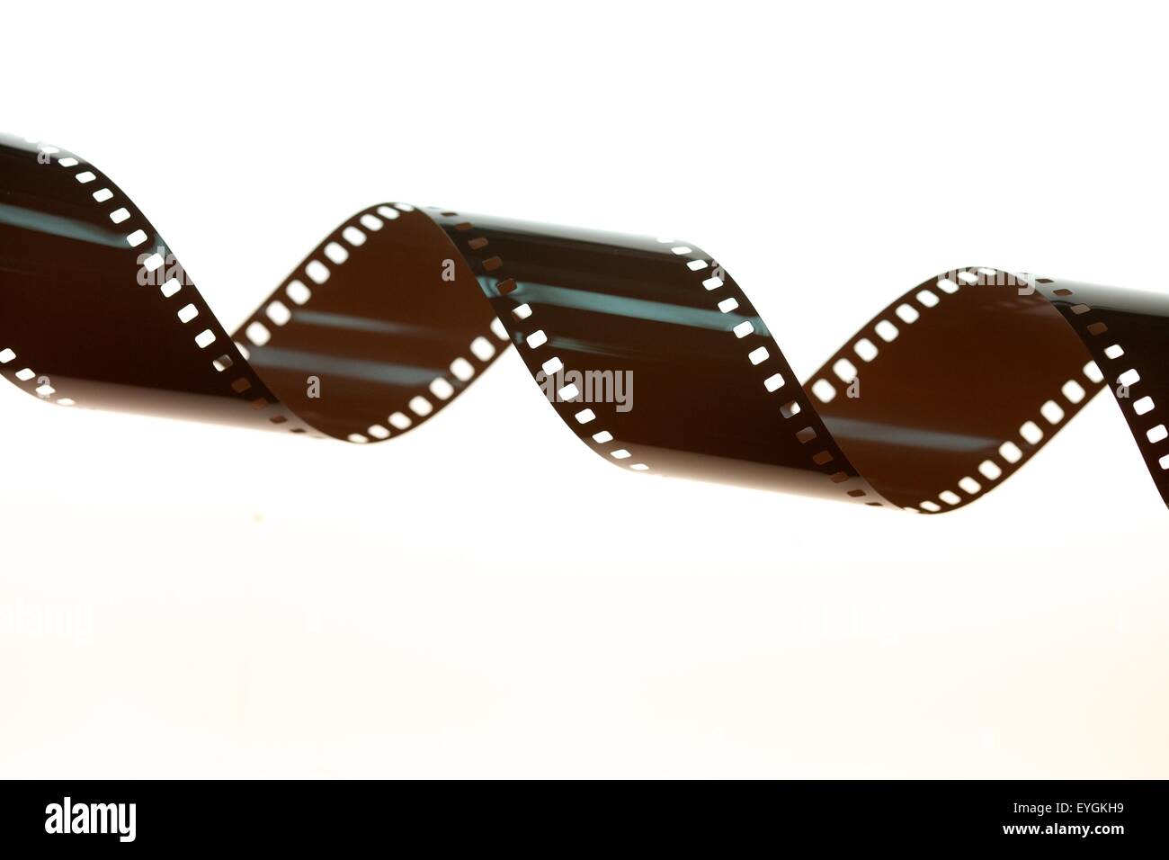 Ein gezwirbelten 35mm Negativ-Filmstreifen auf einem Leuchttisch im Entwicklungslabor Stockfoto Ein gezwirbelten 35mm Negativ-Filmstreifen auf einem Leuchttisch im Entwicklungslabor Stockfoto