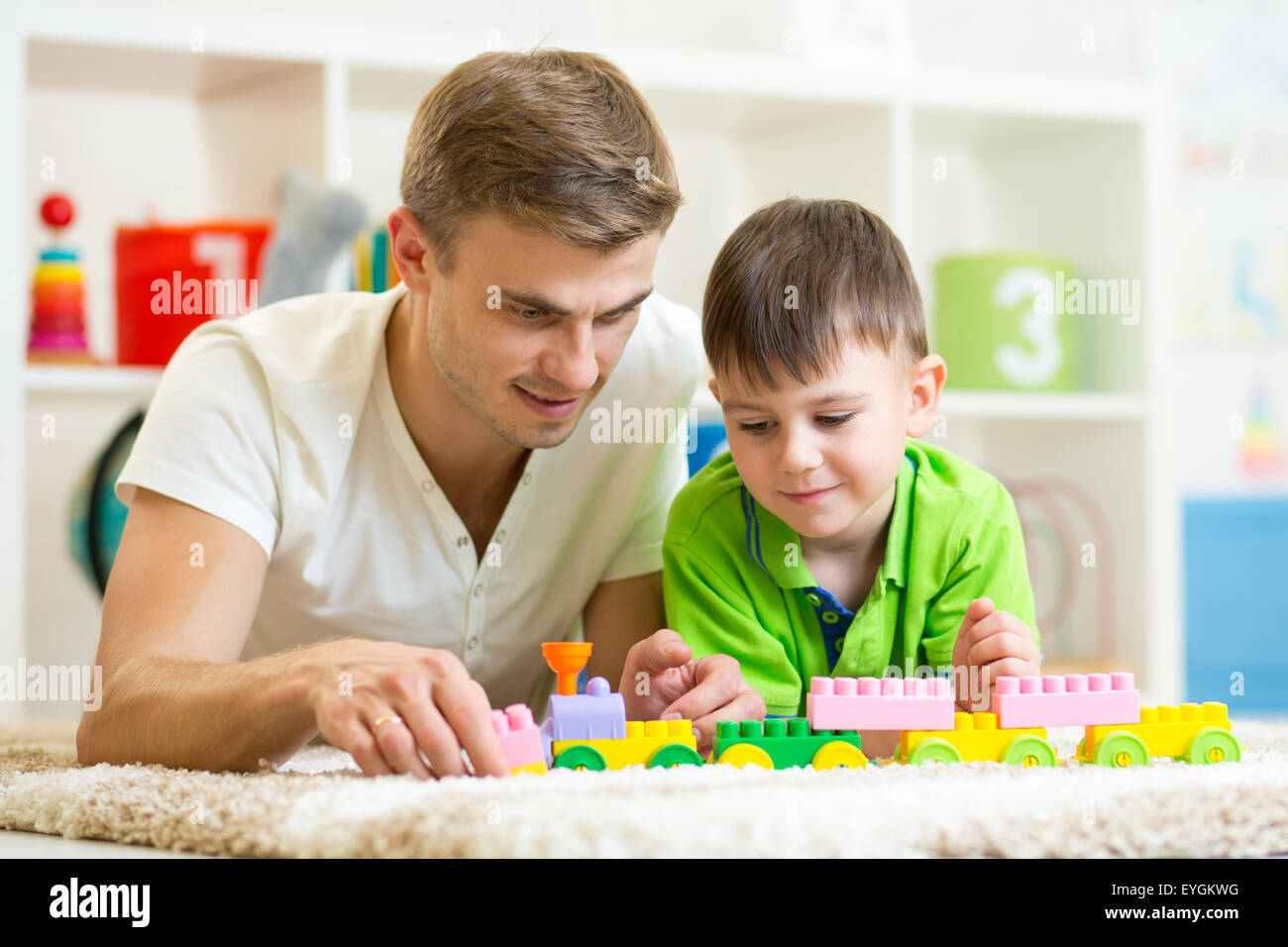 Vater und Kind zu Hause Konstruktionsspiel zusammen zu spielen. Stockfoto