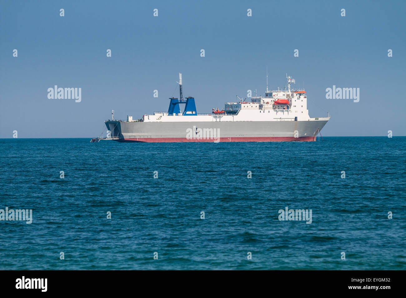 Große Container Frachtschiff im Meer warten Hafen Fracht Stockfoto