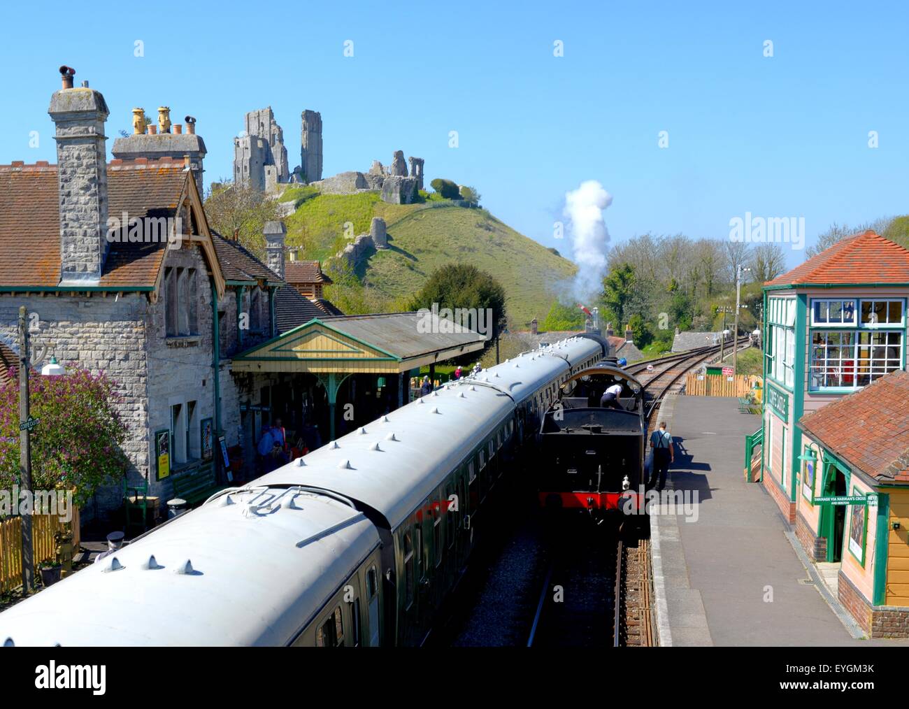 Corfe Kastenstation auf der Swanage Heritage Railway. Stromzug, der mit einem Hauch Rauch abfährt, Dorset, Großbritannien. Stockfoto