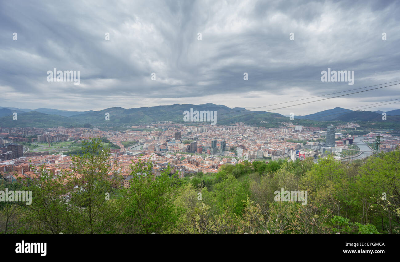 Bilbao und Pagasarri Skyline von Artxanda Berg, stürmischer Tag Stockfoto