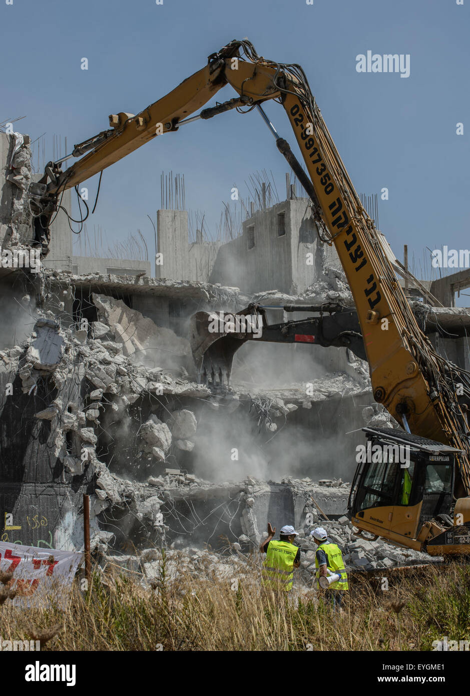 West Bank. 29. Juli 2015. Illegale Gebäude werden abgerissen, in der West Bank-Siedlung von Beit El, am 29. Juli 2015 gesehen. Der israelische Ministerpräsident Benjamin Netanyahu genehmigt Mittwoch Hunderte von neuen Wohnungen in Siedlungen im Westjordanland, inmitten heftigen Reaktion von rechtsextremen Gesetzgeber und Aktivisten auf den Abriss von zwei illegalen Bauten in der Beit El-Siedlung. © Li Rui/Xinhua/Alamy Live-Nachrichten Stockfoto