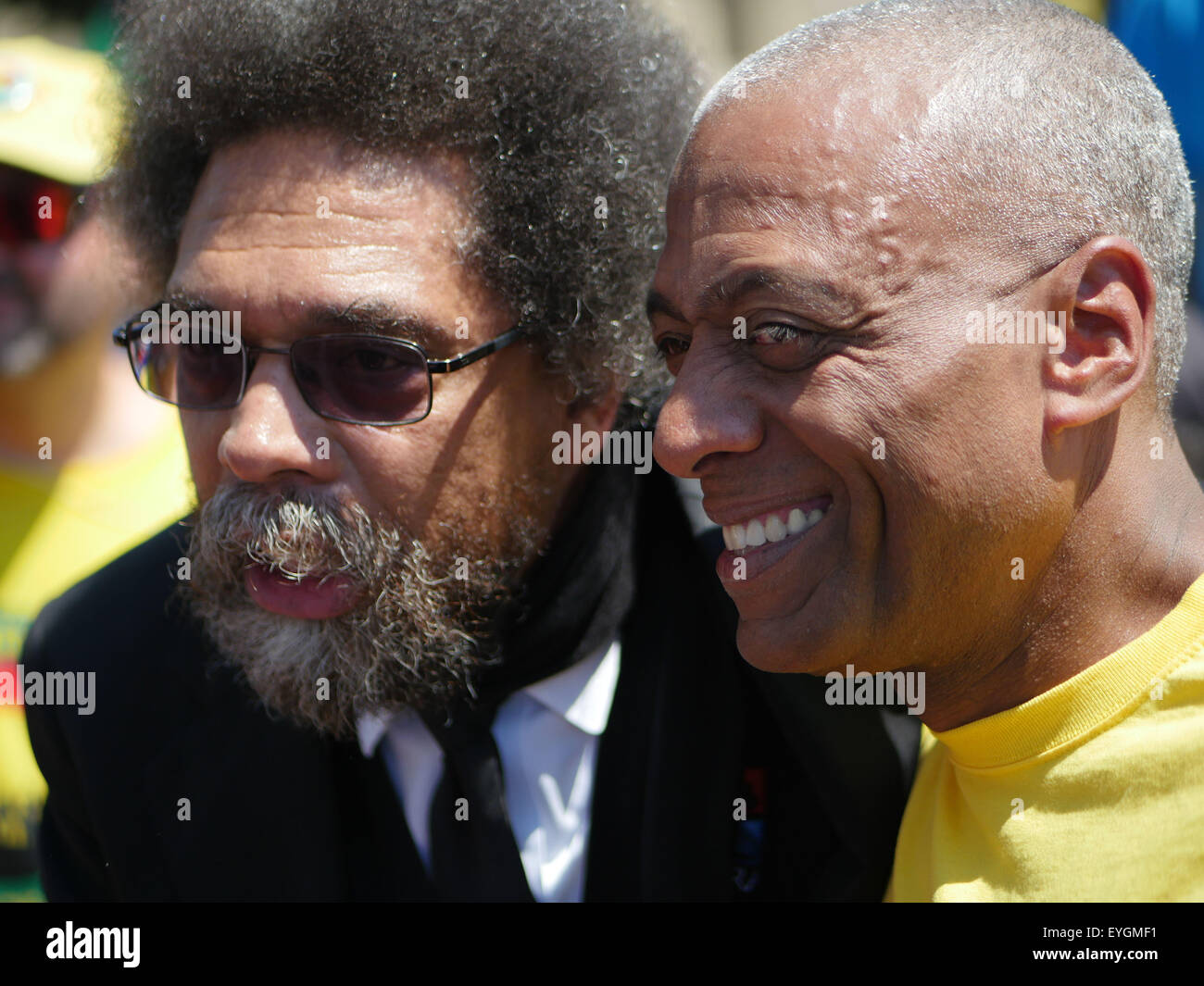 Newark, New Jersey, USA. 25. Juli 2015. CORNEL WEST (links) und Peoples Organization for Progress Millionen Menschen Vorsitzender LARRY HAMM posieren für ein Foto vor der Volksrepublik Organisation für Fortschritt März gegen Polizeibrutalität, rassischer Ungerechtigkeit und ökonomische Ungleichheit. © Joel Plummer/ZUMA Draht/Alamy Live-Nachrichten Stockfoto