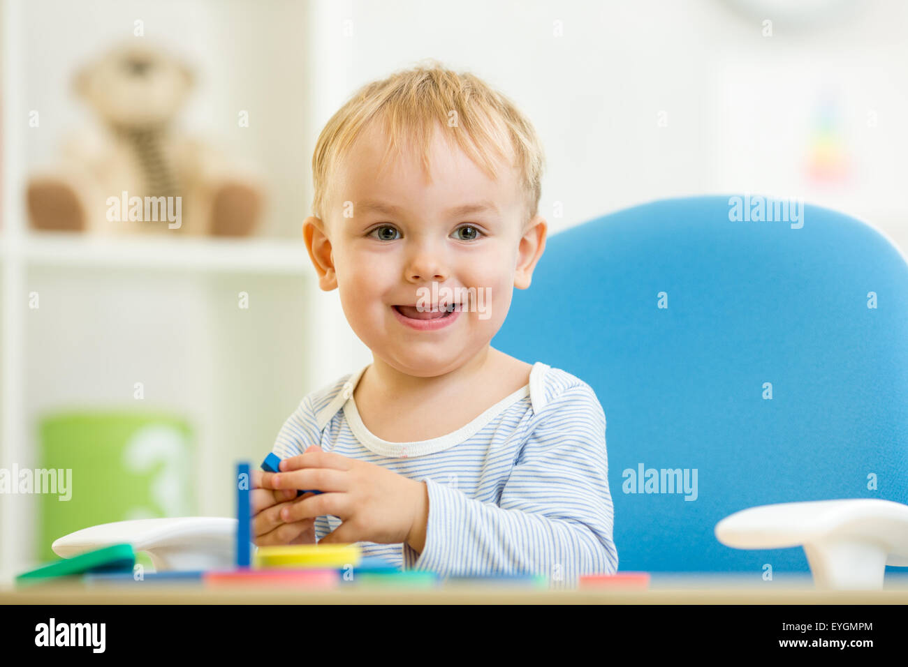 Baby spielt Bildung Spielzeug am Tisch im Kindergarten Stockfoto