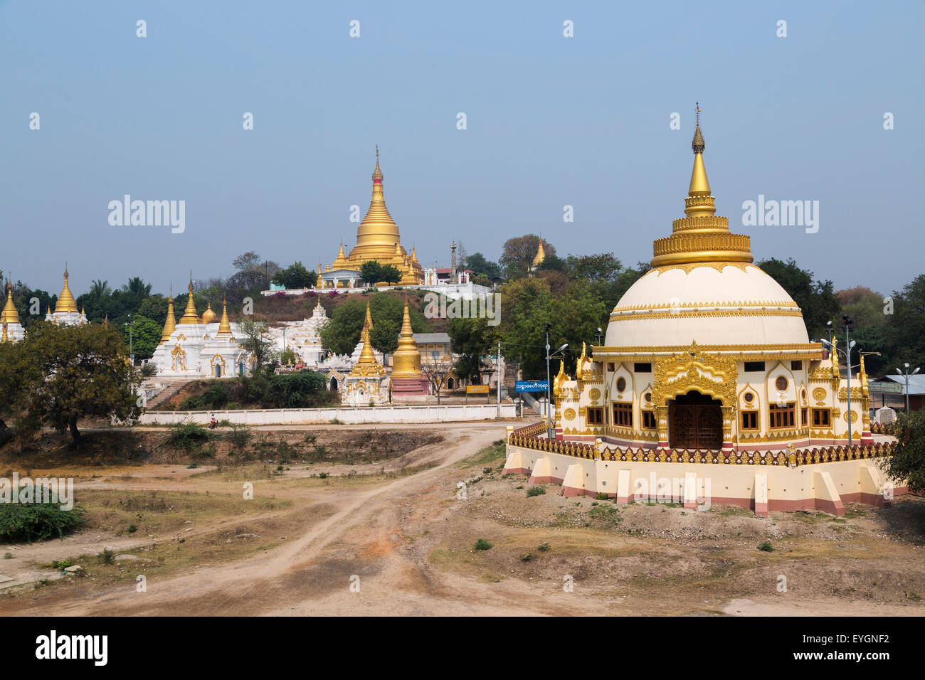 Goldene Pagode hat die beste Aussicht von Sagaing Hügel in der Nähe von The Ayeyarwaddy Fluss von Inwa-Brücke. Stockfoto