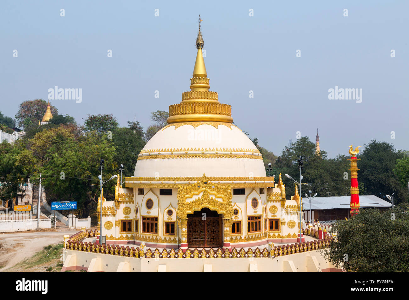 Goldene Pagode hat die beste Aussicht von Sagaing Hügel in der Nähe von The Ayeyarwaddy Fluss von Inwa-Brücke. Stockfoto