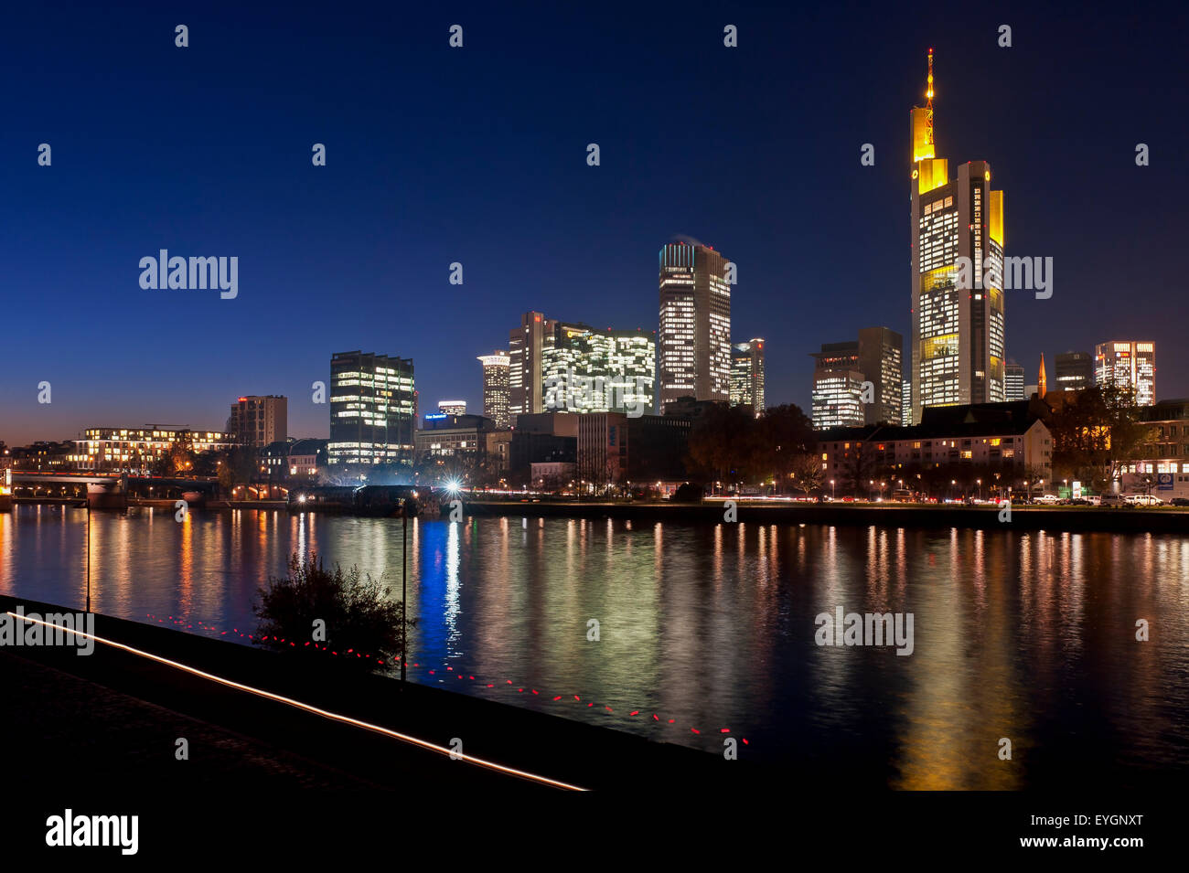 Abenddämmerung Skyline der Bank Centre in Frankfurt am Main am Fluss Main Hessen Deutschland Europa Stockfoto