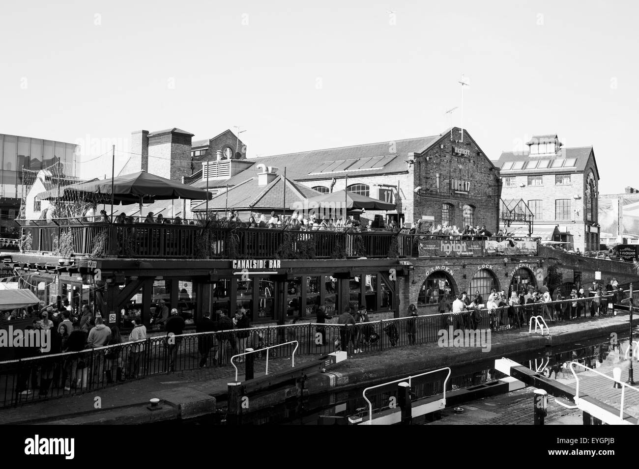 Großbritannien, England, Camden; London, Menschen neben Hampstead Road Lock Stockfoto