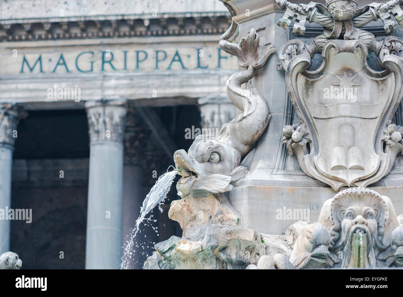 Rom Reise, Detail des Pantheon Brunnen in der Piazza della Rotonda im Centro Storico Viertel von Rom, Italien. Stockfoto