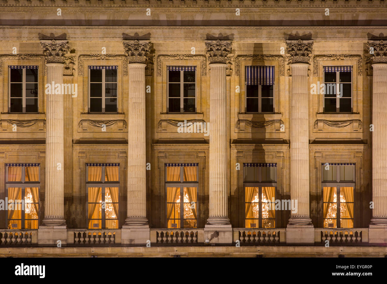 Reihe von Säulen und Fenster im Gebäude am Place De La Concorde, Paris, Frankreich Stockfoto