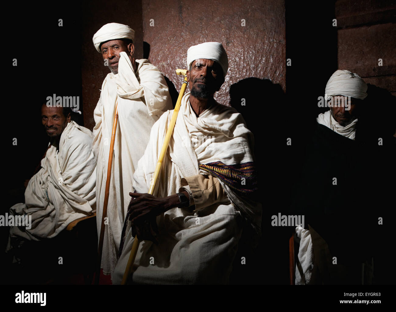 Nord-Äthiopien, hohe äthiopisch-orthodoxe Priester führt Nacht Masse; Lalibela Stockfoto