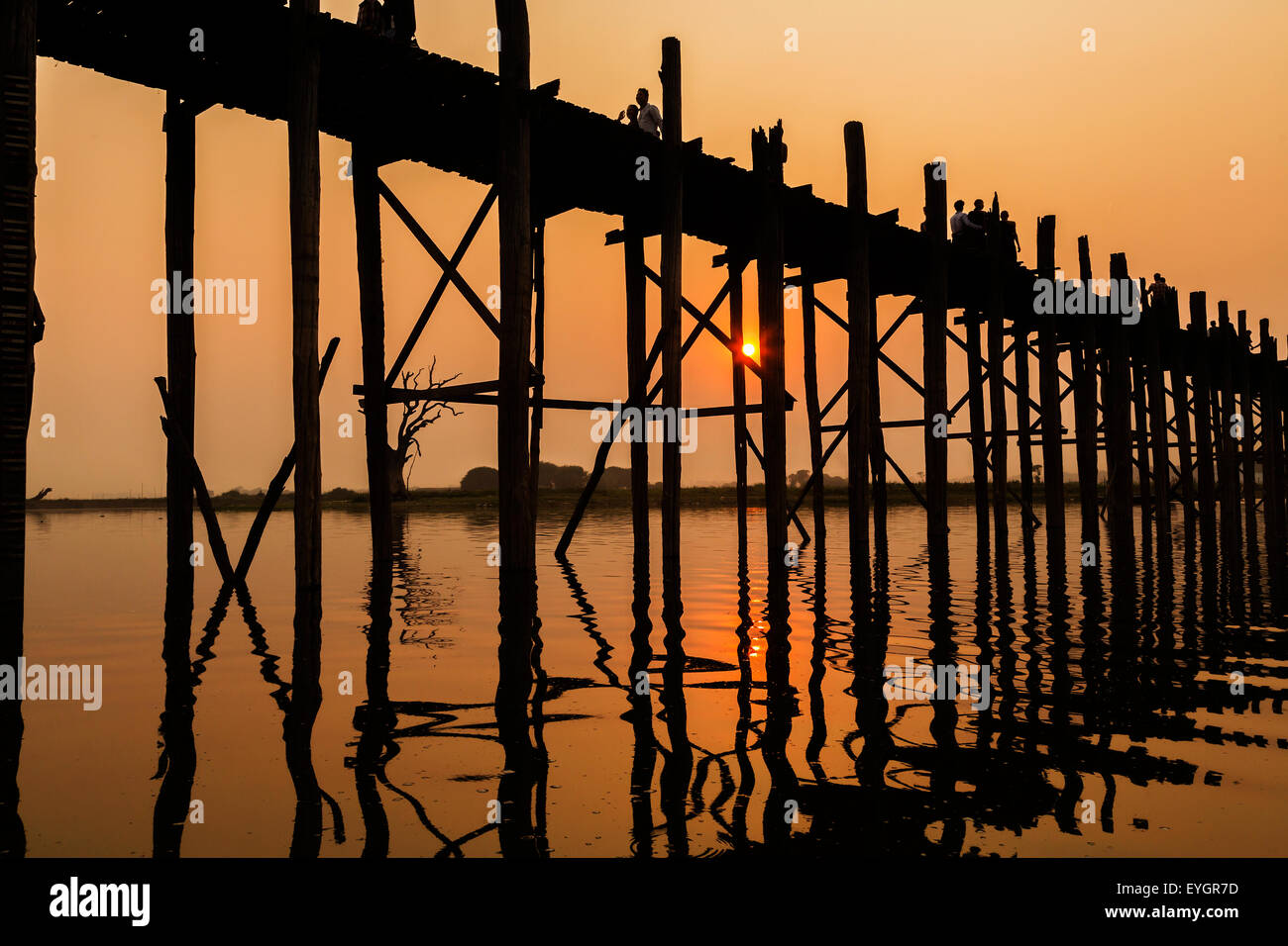 Silhouette Menschen auf U Bein Brücke bei Sonnenuntergang, Amarapura, Mandalay Region, Myanmar, Burma Stockfoto