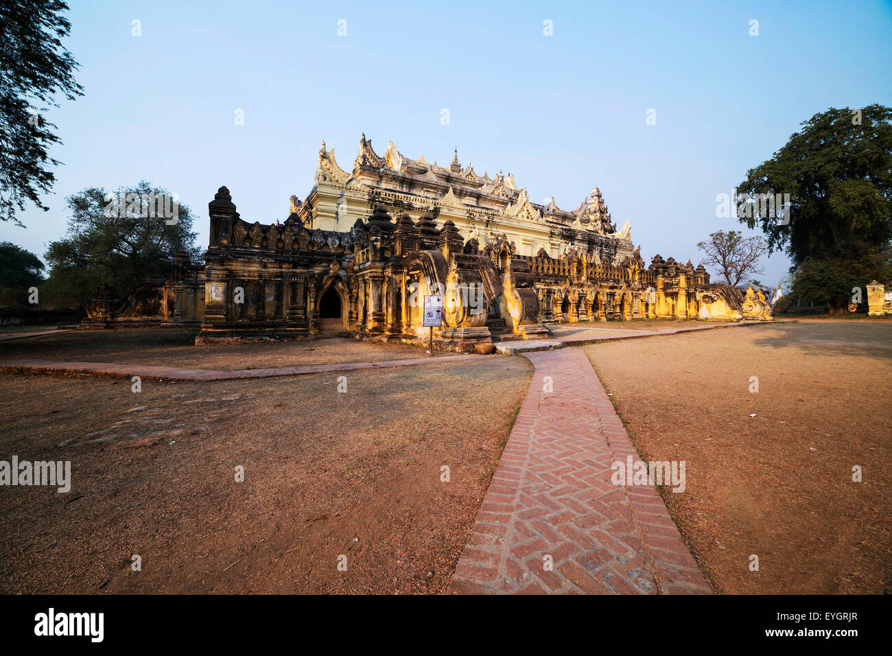 Bon Zan Kloster - Inwa Ava, Sonnenuntergangszeit, Burma Stockfoto