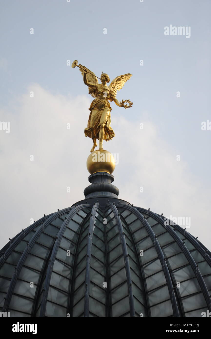 Nahaufnahme der Fama goldene Göttin auf der Akademie der Künste in Dresden Zitronenpresse Zitrone press Stockfoto