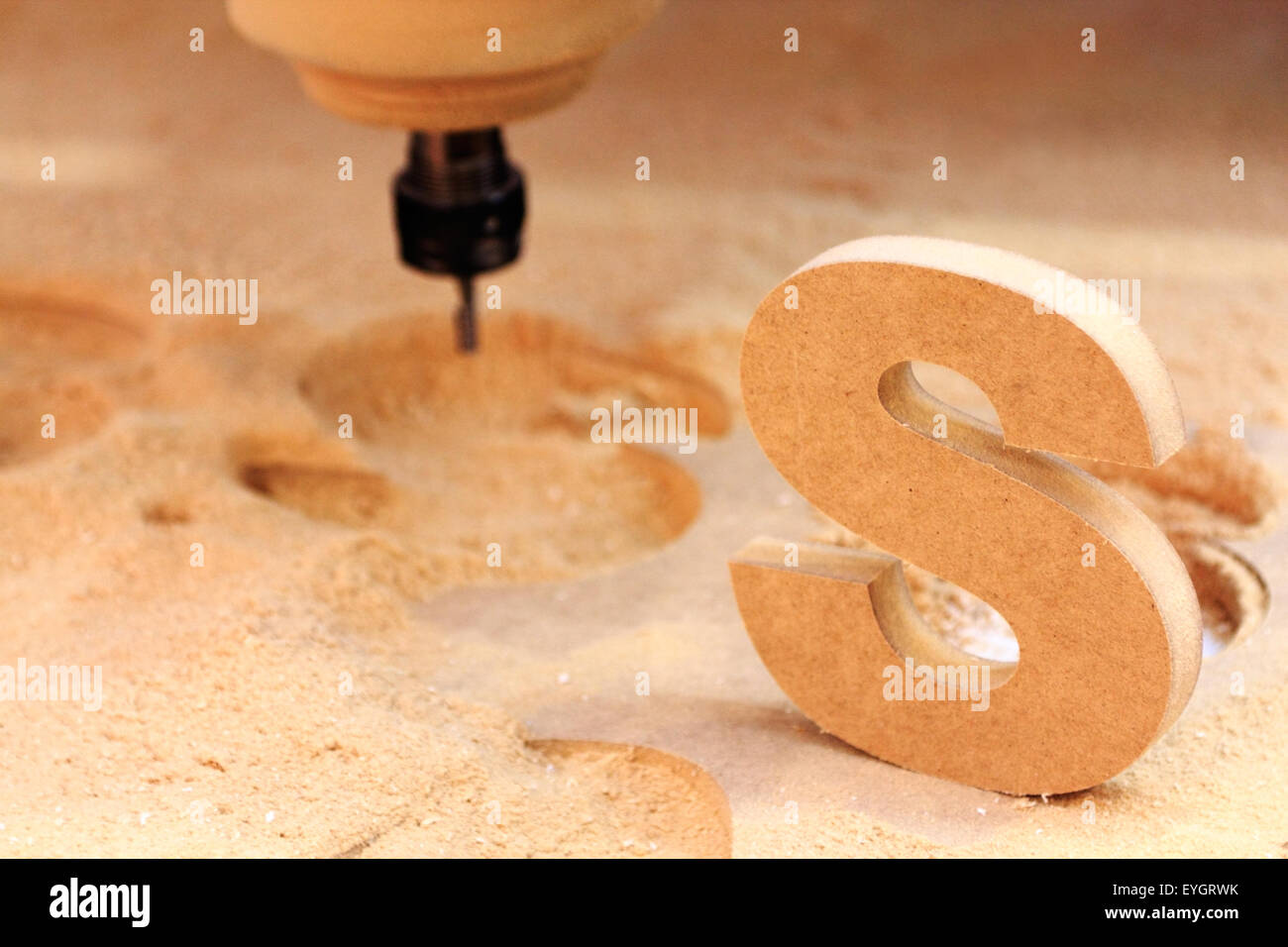 Spanplatten Verarbeitung auf vertikale CNC-Bearbeitungszentrum. Stockfoto