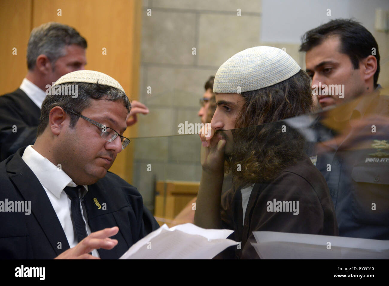 (150729)--JERUSALEM, 29. Juli 2015 (Xinhua)--Ynon Reuveni (R, vorne) in Nazareth Magistrates Court, Israel, auf 29. Juli 2015 zu sehen ist. Israelische Beamte sagte zwei ultrarechte jüdische Jugendlichen Mittwoch für Abfackeln eine berühmte katholische Kirche letzten Monat in einer der schwersten antichristliche Angriffe in Israel angeklagt wurden, am Mittwoch. Die Anklageschrift überliefert in Nazareth Magistrates Court, Ynon Reuveni, 20, und Yehuda Assraf, 19, waren Teil einer Gruppe, die in Brand gesteckt, die Vermehrung der Brote und Fische Kirche auf dem Meer von Galiläa im Norden Israels früh am 18. Juni. Die Kirche Stockfoto