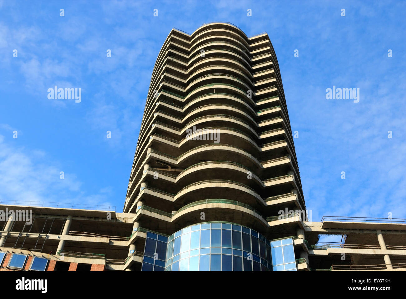 Ein neues Teilespender mehrstöckige Gebäude gegen blauen Himmel. Stockfoto