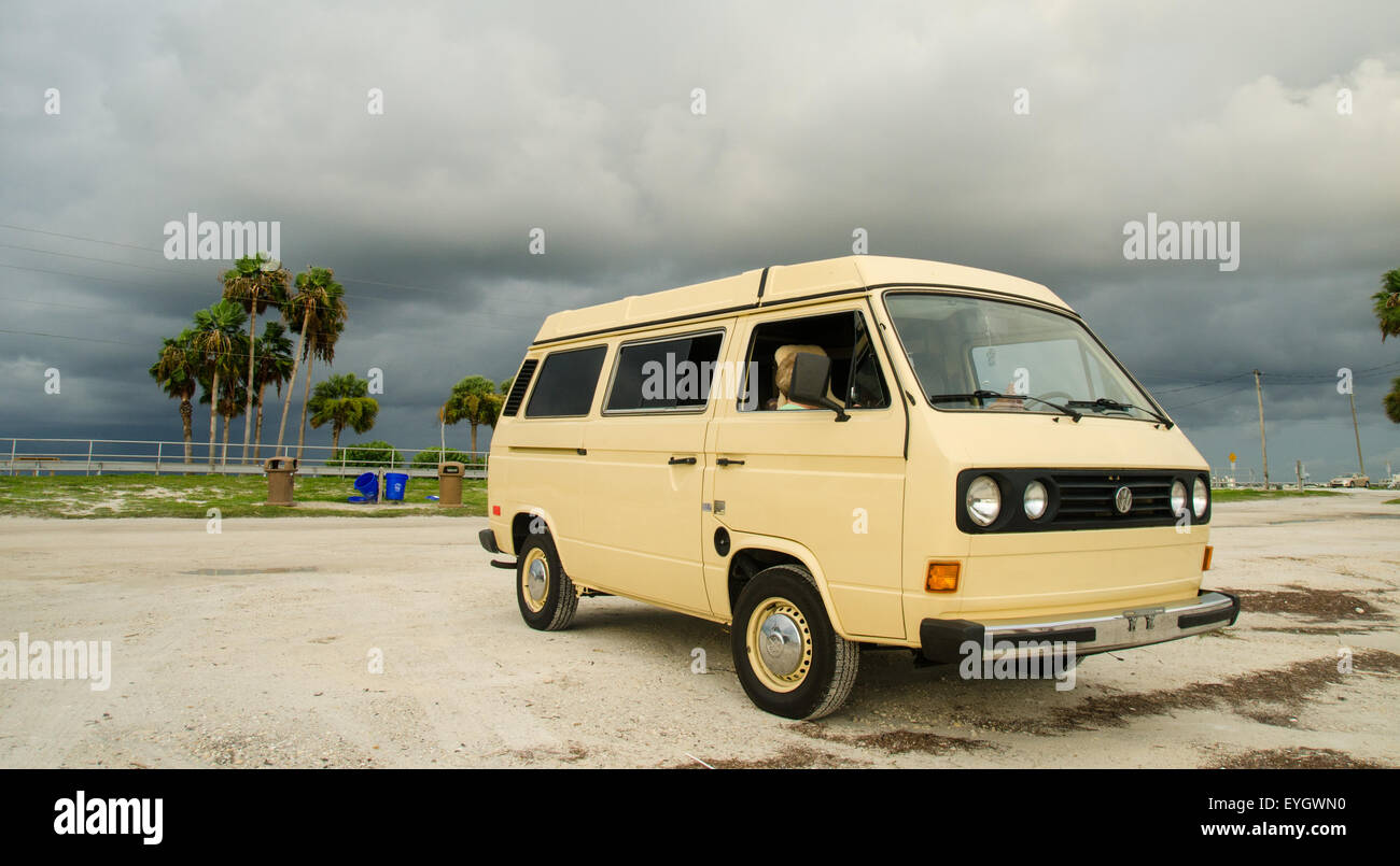 1981 Vanagon Westfalia Vanagon am Strand in Dunedin Florida. Stockfoto