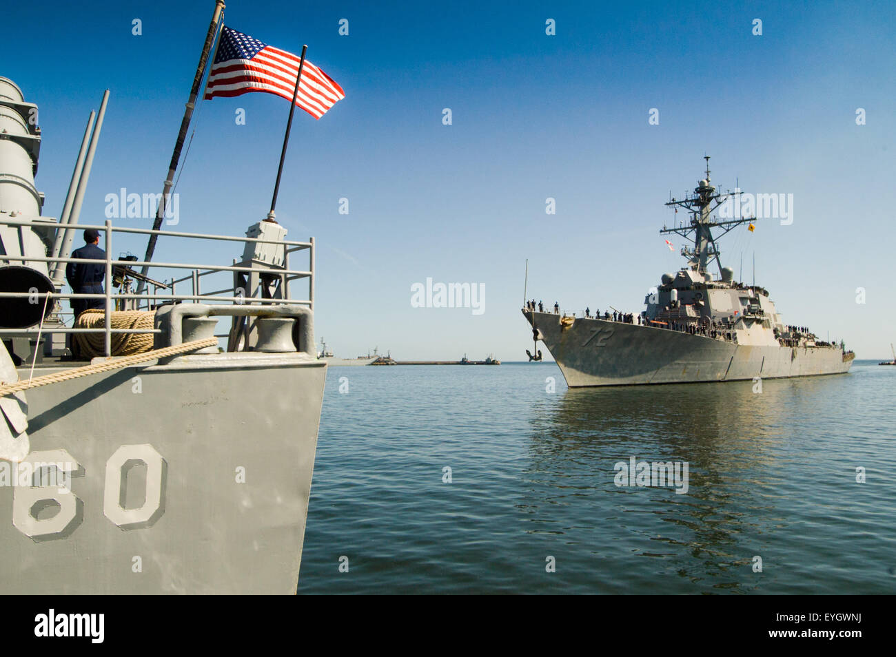 USS Mahan, einem Arleigh burke-Klasse Zerstörer, kommen neben in Gdynia, Polen, während Nato-Übungen in der Batic. Stockfoto