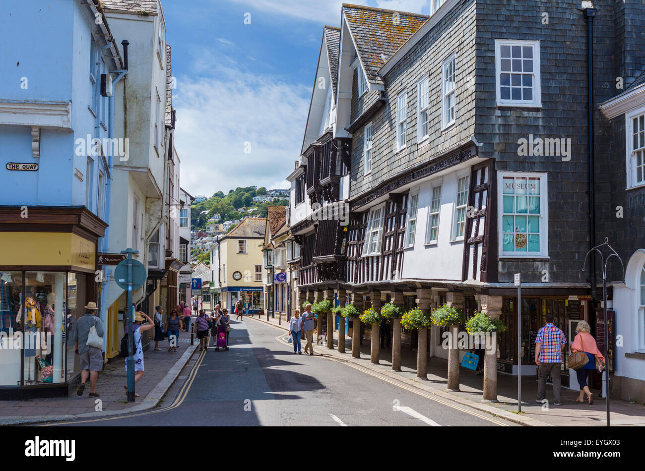 Zeigen Sie auf Duke Straße von Kai mit Dartmouth Museum auf der rechten Seite, Dartmouth, South Hams, Devon, England, UK an Stockfoto