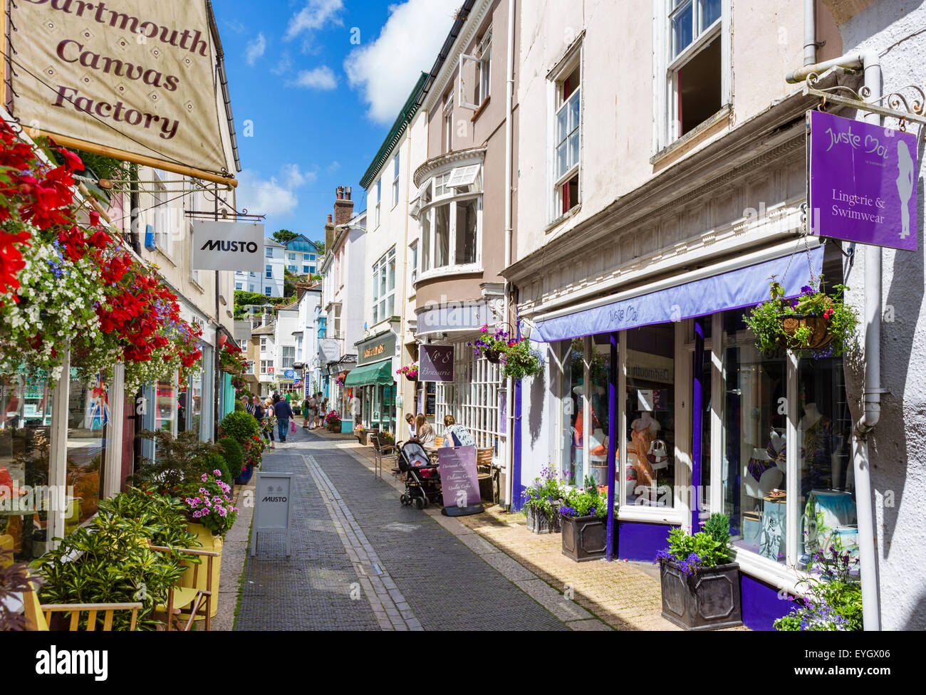 Geschäfte auf Foss-Straße in der Stadt Zentrum, Dartmouth, South Hams, Devon, England, UK Stockfoto