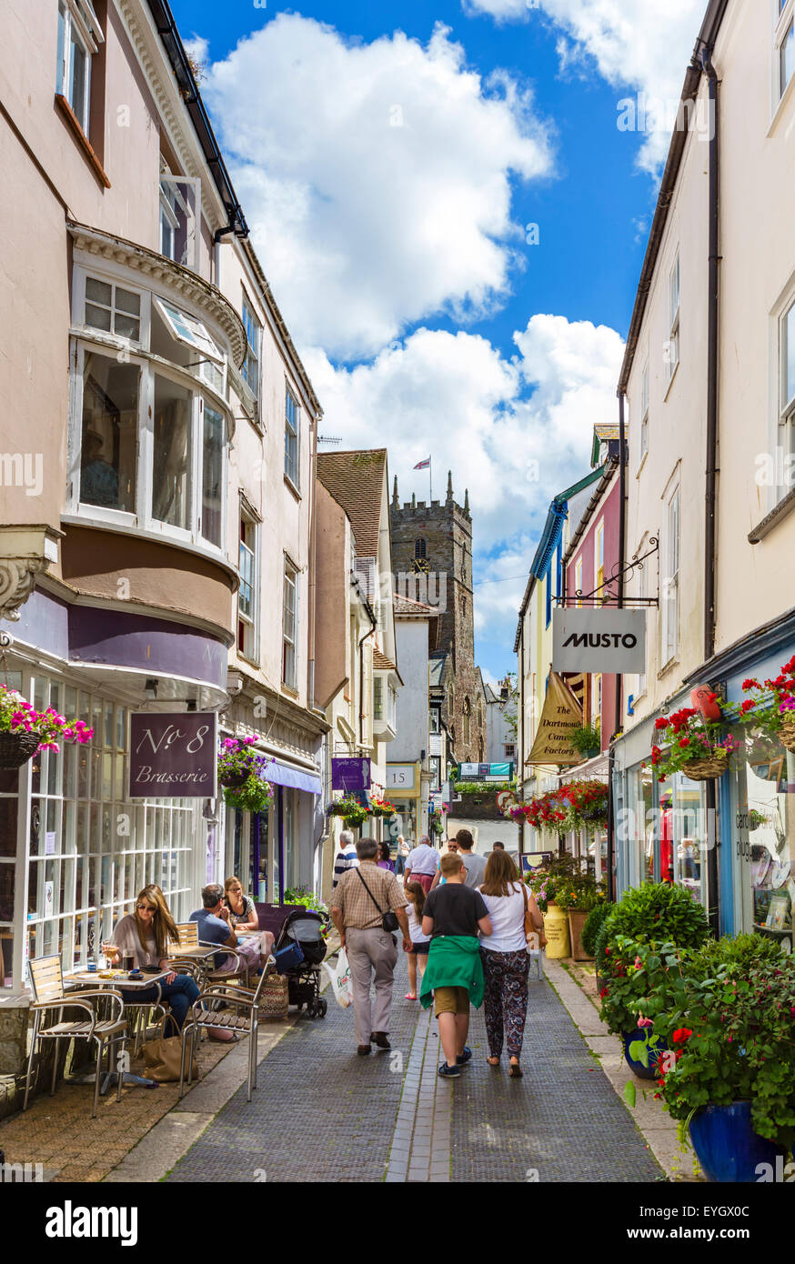 Geschäfte und Café auf Foss-Straße in der Stadt-Zentrum, Dartmouth, South Hams, Devon, England, UK Stockfoto