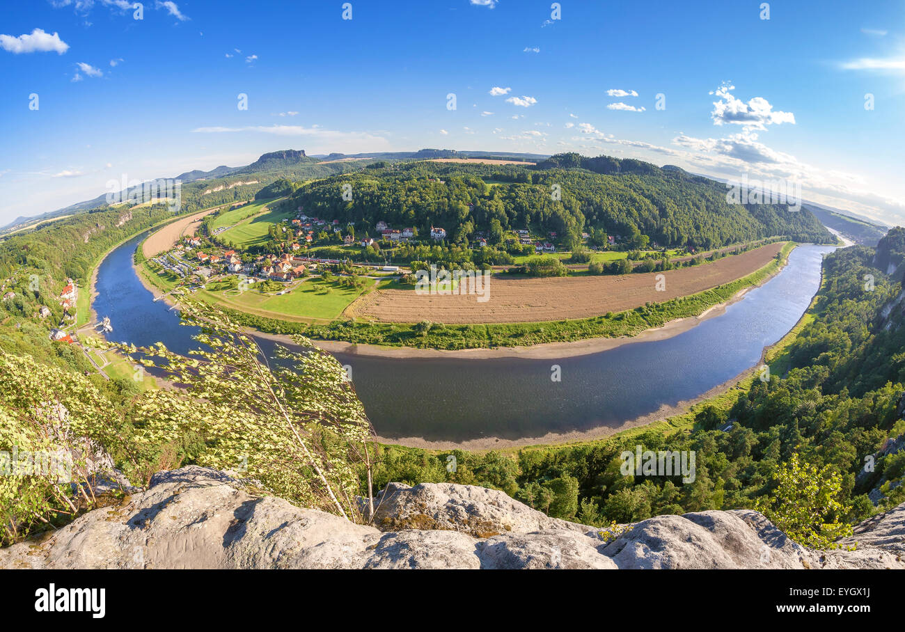 Fisheye-Objektiv Foto von Rathen und Elbe Fluss von Bastei, Deutschland Stockfoto