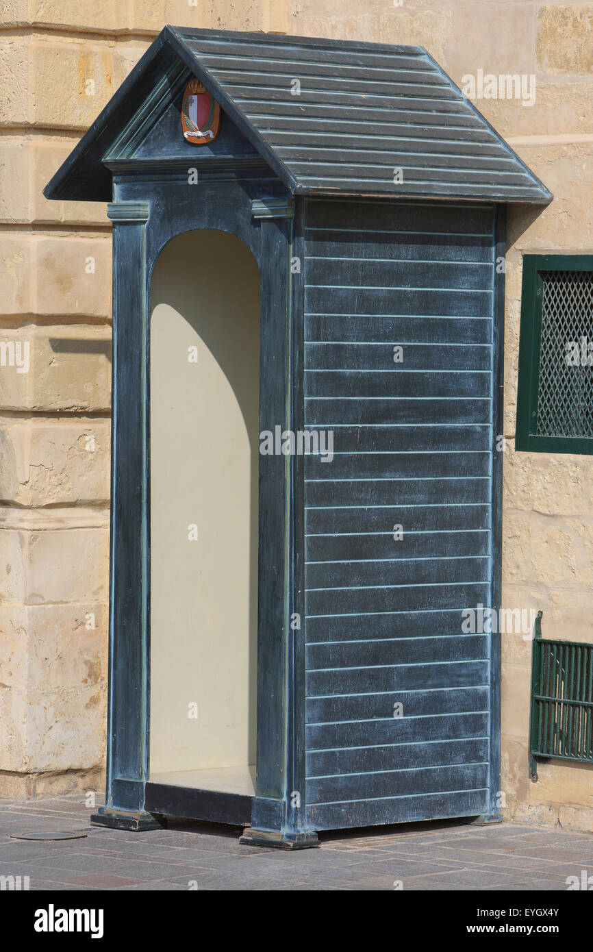 Maltesische Wachhäuschen vor dem Präsidentenpalast in Valletta, Malta Stockfoto