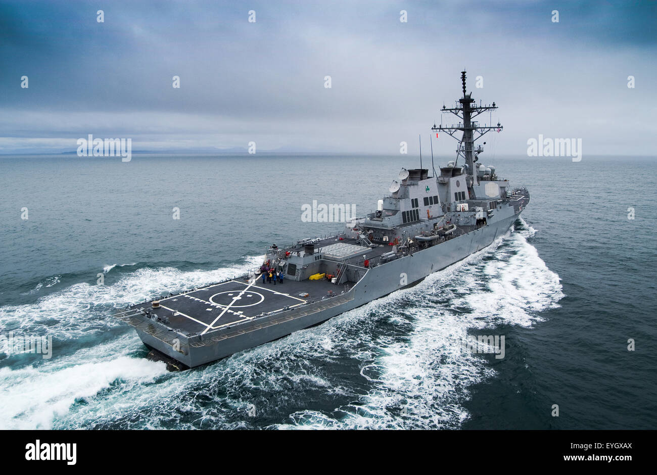 Die Arleigh burke-Klasse Zerstörer, USS The Sullivans mit hoher Geschwindigkeit vor der Westküste von Schottland. Stockfoto