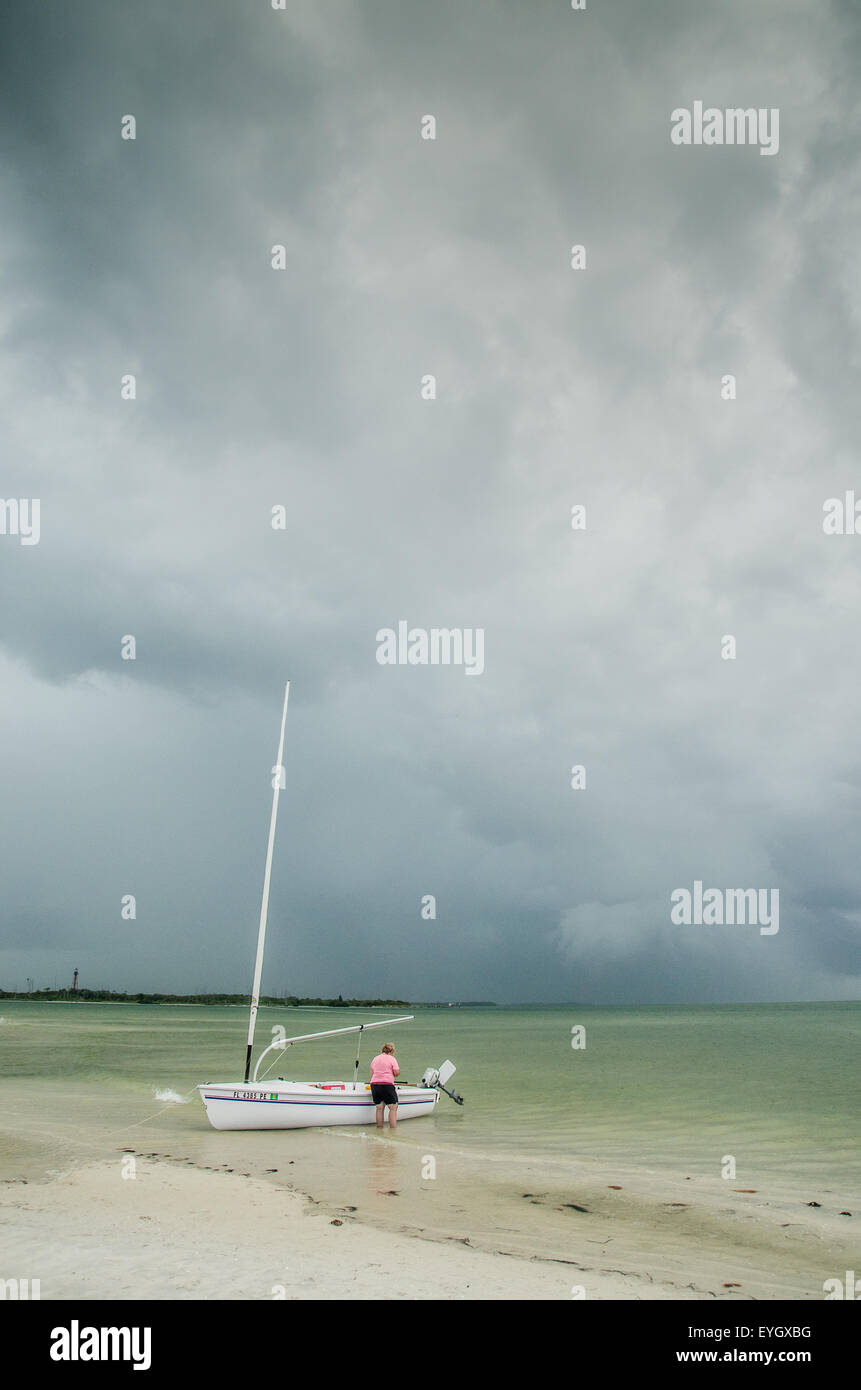 Kleines Segelboot und großen Sturm. Stockfoto