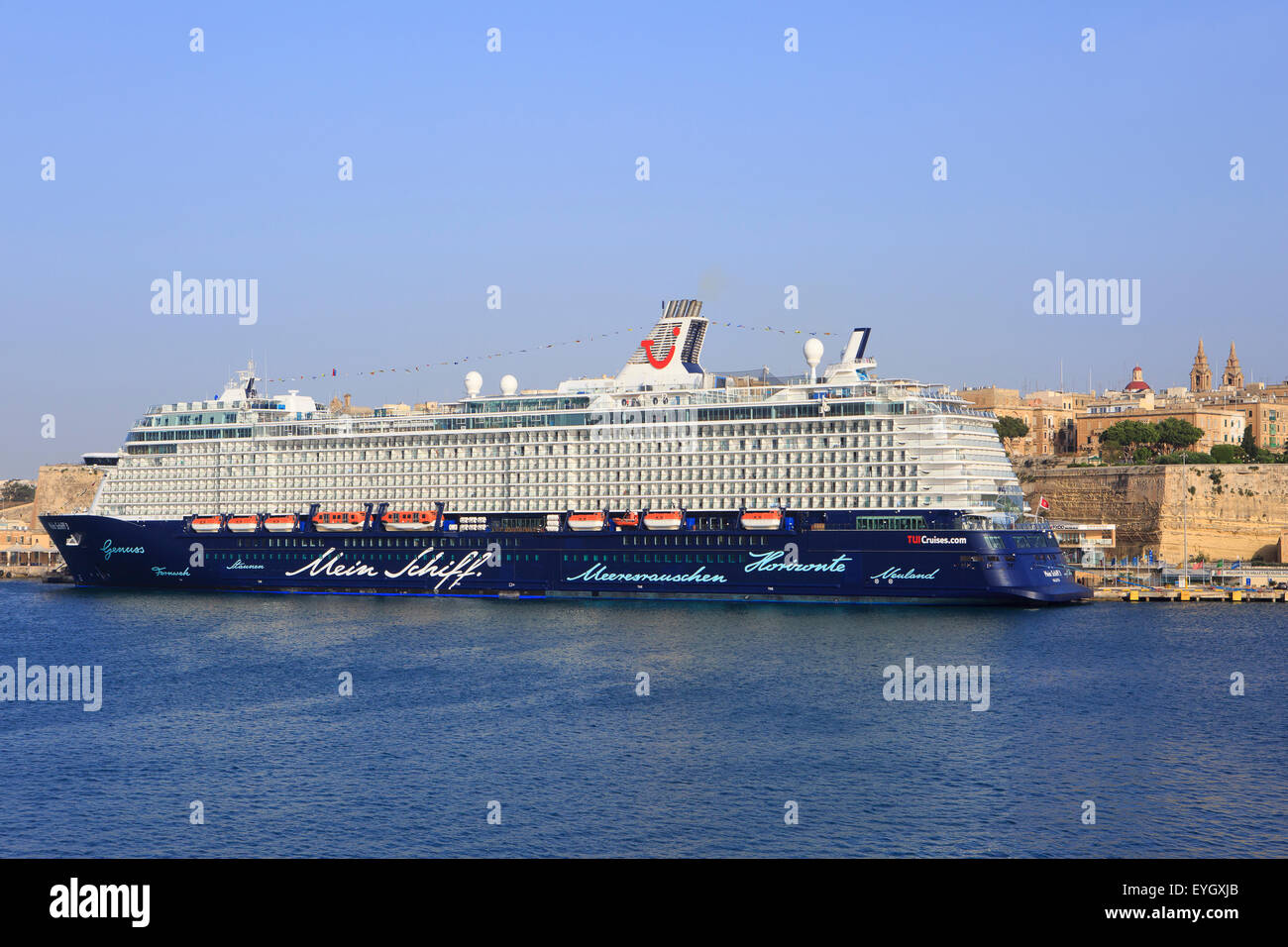 Die Tui Kreuzfahrtschiff Mein Schiff 3 In Valletta Malta Vertaut Am Flussufer In Valletta Malta Stockfotografie Alamy