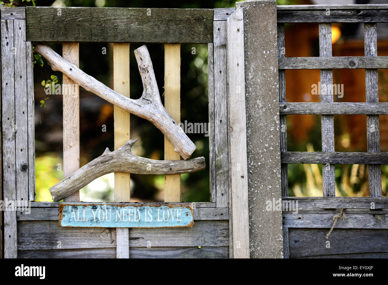 Ein alten Zeichen auf ein hölzernes Tor, das liest 'All you need is Love' Stockfoto