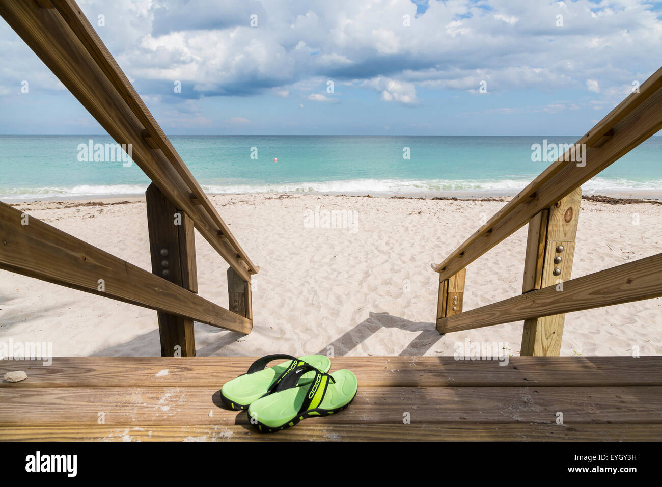 Grüne Strandkörbe und blauen Strand Ferienhaus, Florida Stockfoto