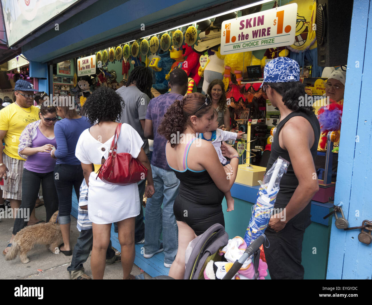 Menge genießt Spiele auf Coney Island auf halbem Weg in Brooklyn in New York. Stockfoto