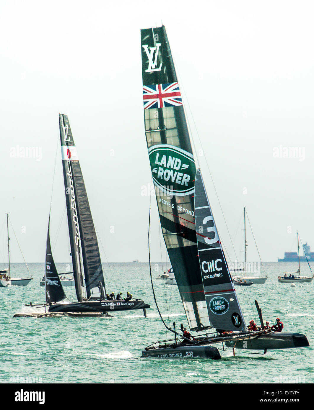 Japan und das Vereinigte Königreich Kämpfe in das letzte Rennen in der America Cup Regatta in Portsmouth Juli 2015 Stockfoto