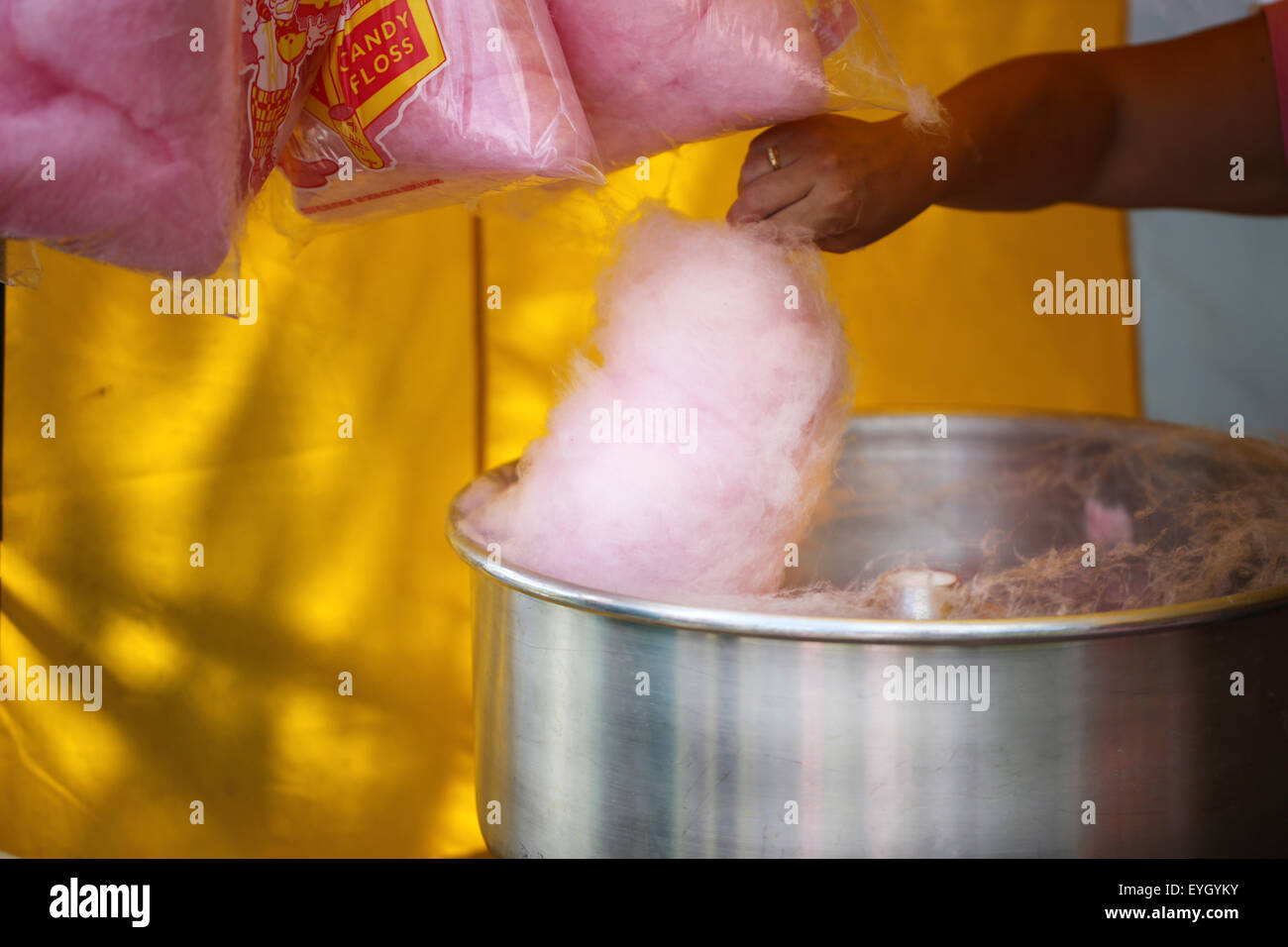 Ein traditioneller Jahrmarkt Zuckerwatte aus Zucker in einem Candy gesponnen Maschine floss in eine Open Air Veranstaltung in Bristol, Großbritannien Stockfoto