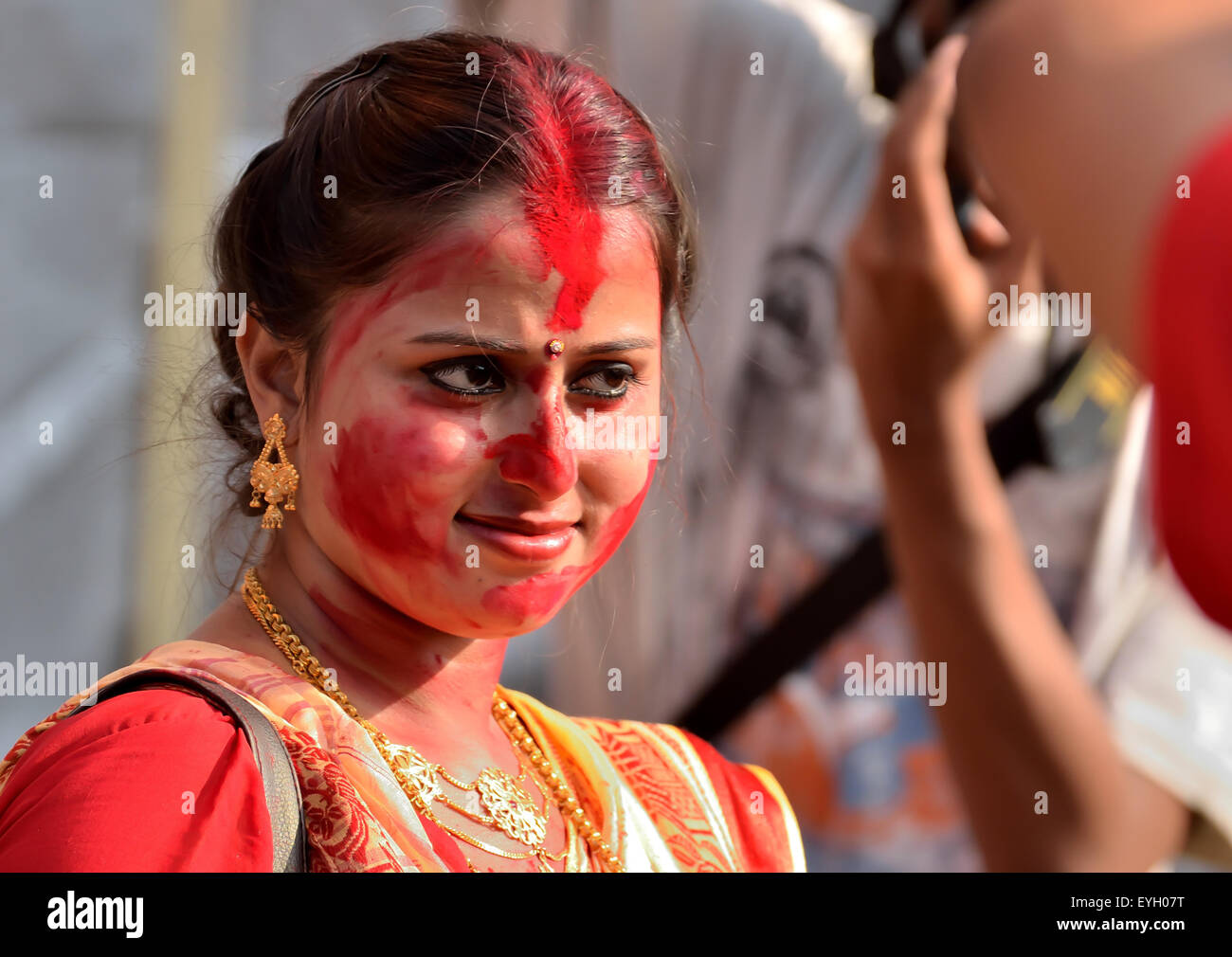 Bengali verheiratete Frauen in Sindur Khela Verschmieren auf Durga Pujas letzten Tag Bijoya Dashami teilnehmen. Stockfoto