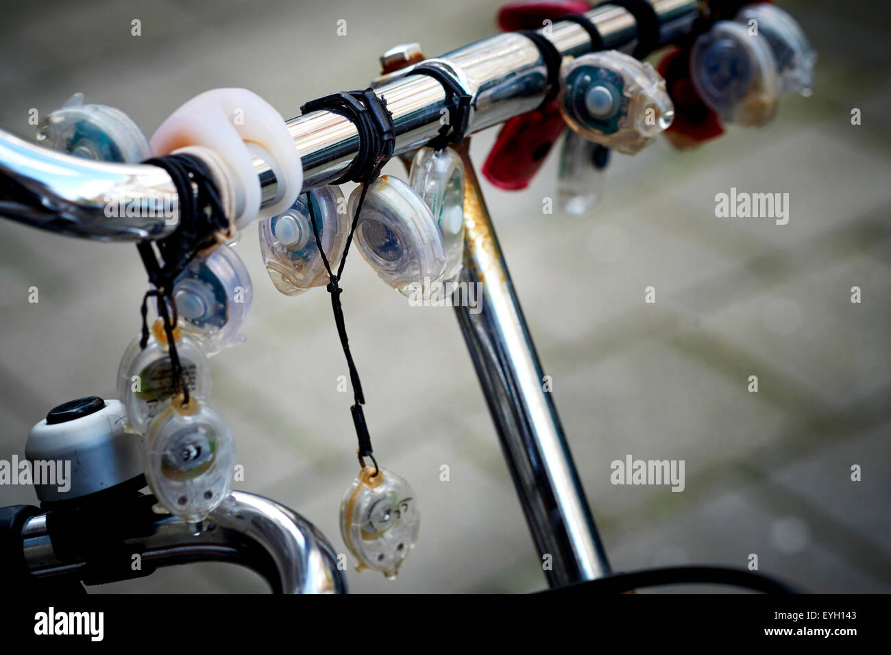 LED-Leuchten am Lenkrad des Bikes Stockfoto