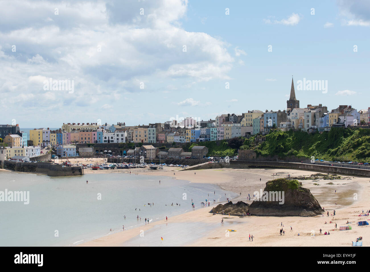 Bunte Häuser am Hafen von Tenby im Westen von Wales. Stockfoto