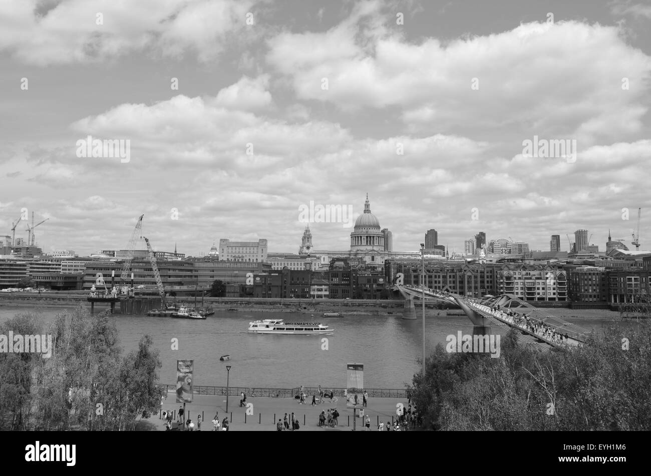schwarze und weiße Skyline von London, Mischung von alten Tag und neu Stockfoto