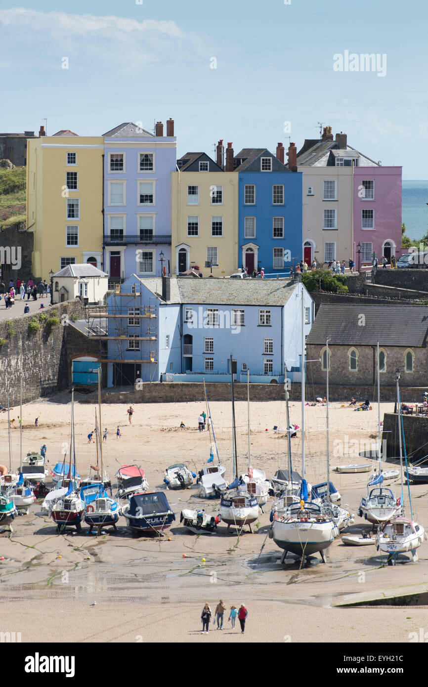 Bunte Häuser am Hafen von Tenby im Westen von Wales. Stockfoto