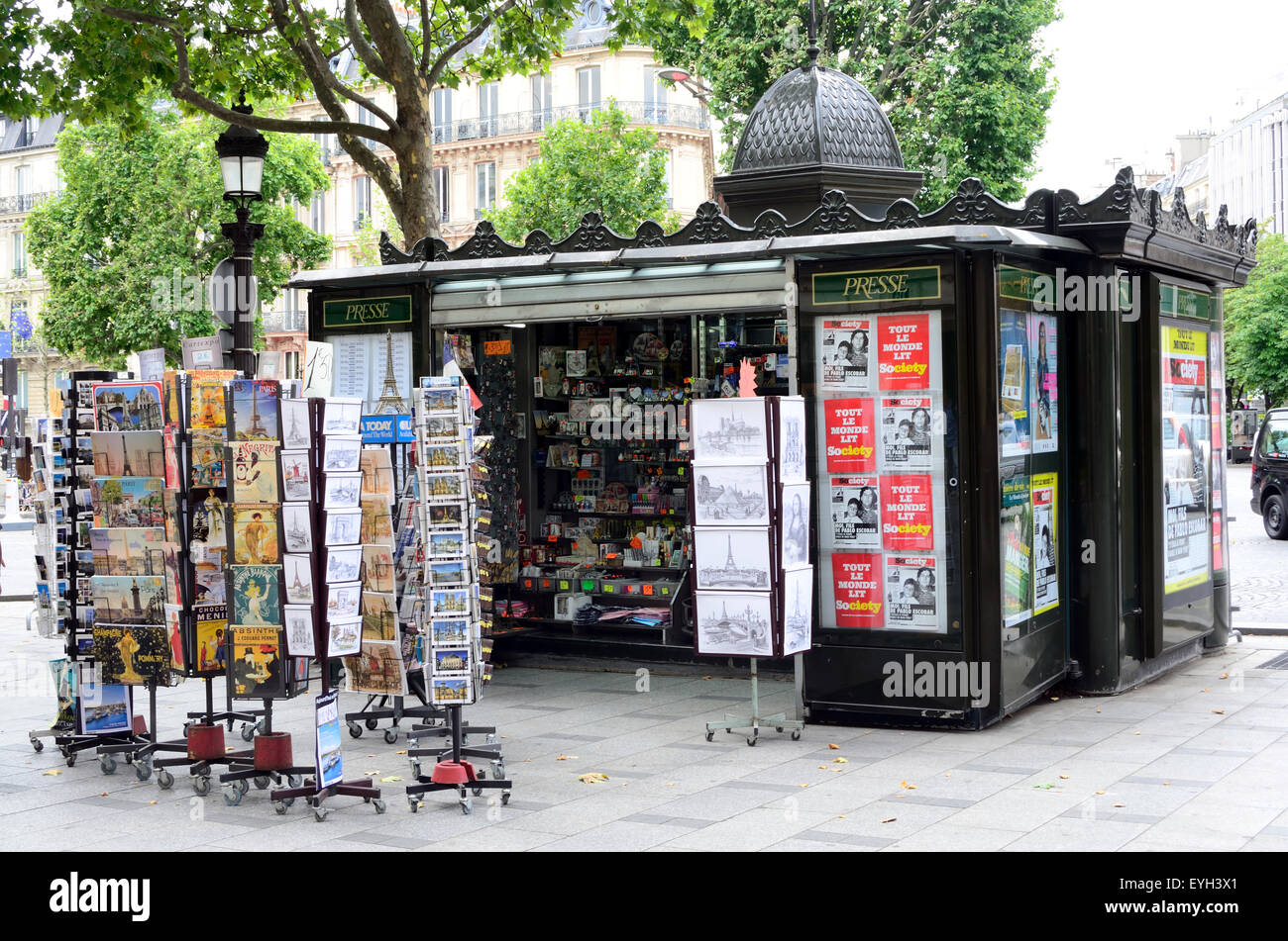 Ein Stall mit Souvenirs auf den Champs Elysees. Stockfoto