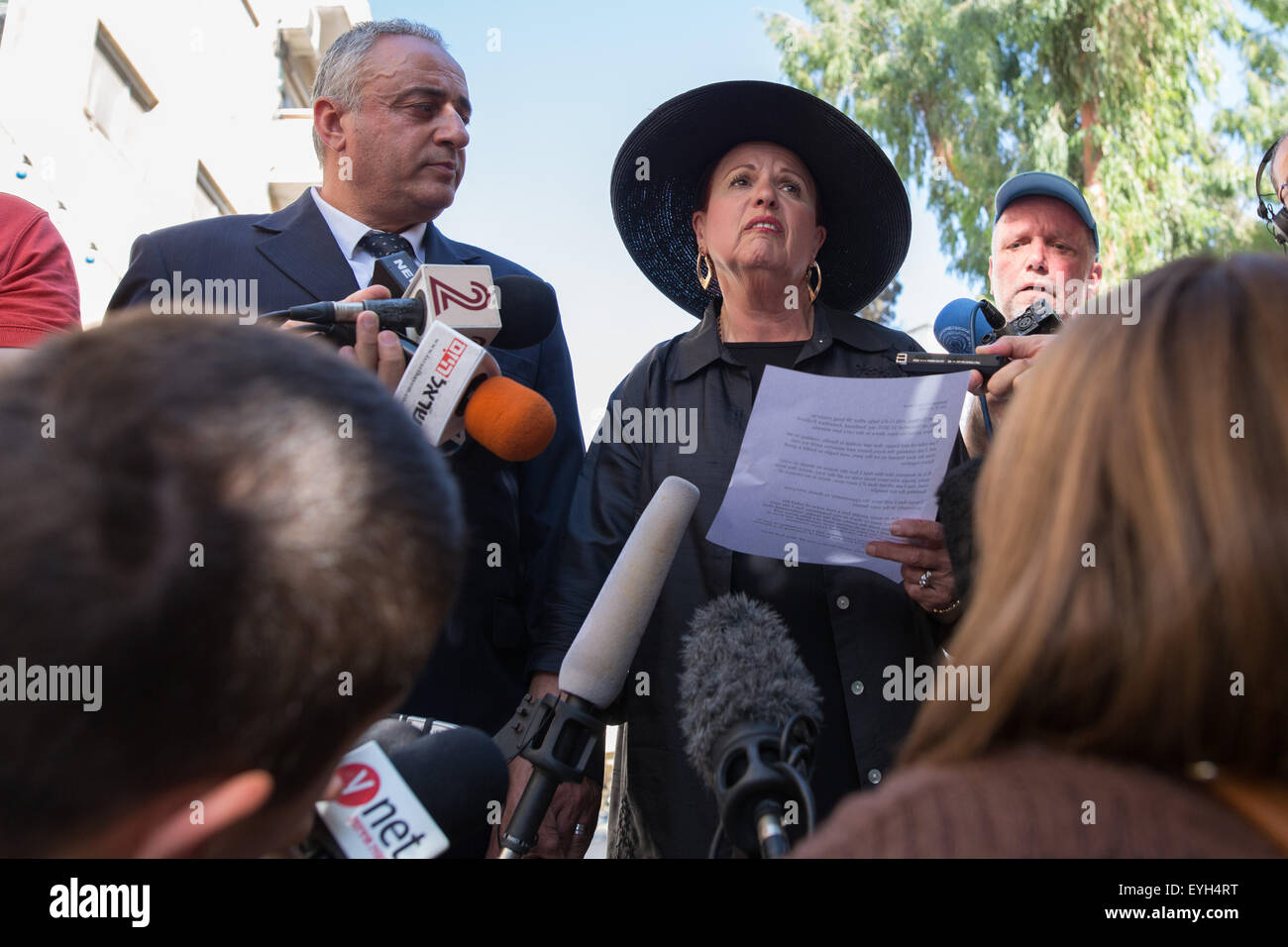 Jerusalem, Jerusalem. 29. Juli 2015. Esther Pollard (C), Ehefrau von Ex-Spion Jonathan Pollard, spricht während einer Pressekonferenz in Jerusalem, am 29. Juli 2015. Verurteilten israelischen Spion Jonathan Pollard, wird voraussichtlich am 20. November nach 30 Jahren im Gefängnis freigegeben werden israelische Justizminister Ayelet Shaked sagte am Dienstag. © JINI/Xinhua/Alamy Live-Nachrichten Stockfoto