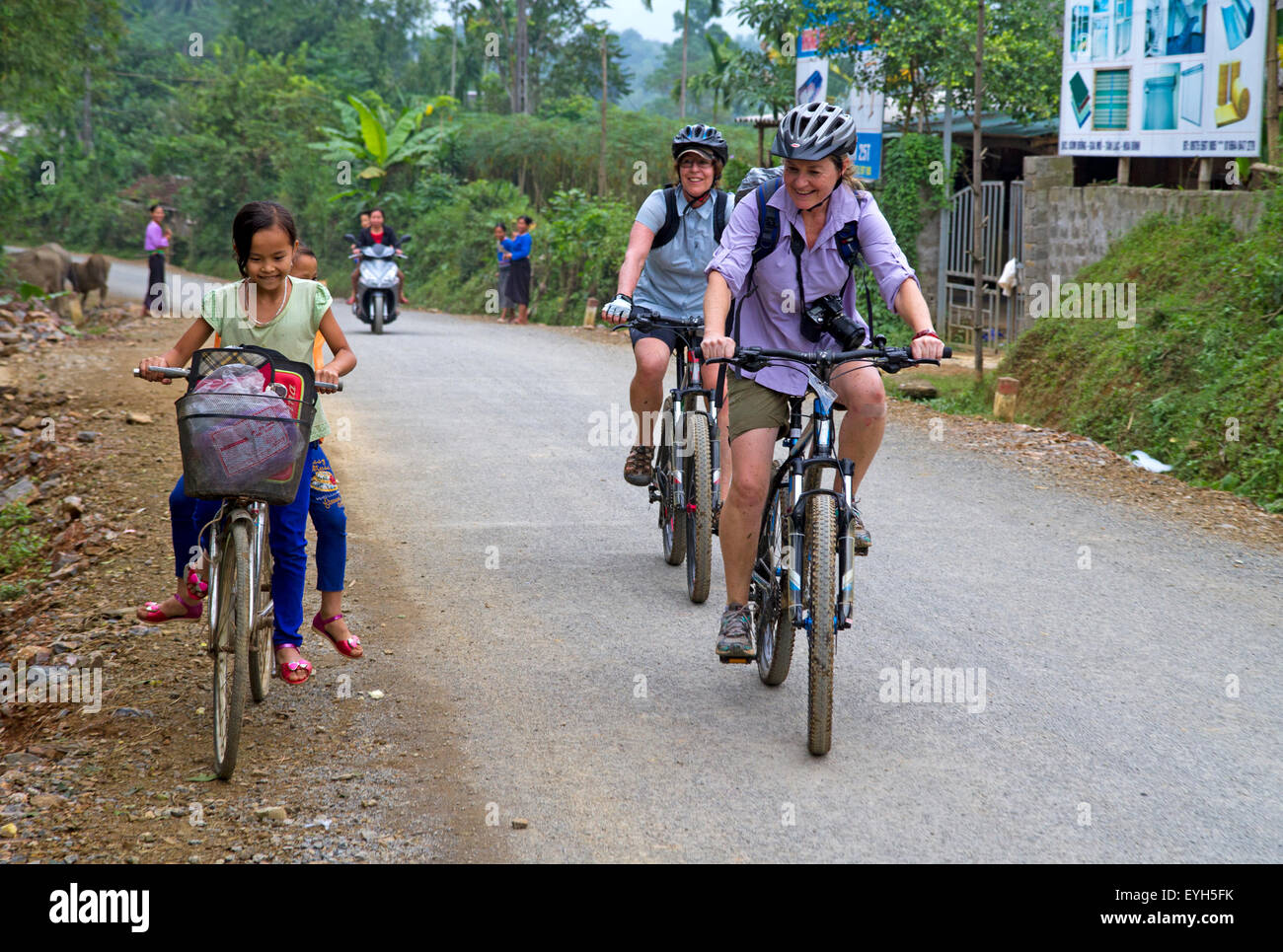 Radfahren in der Nähe von Cuc Phuong Nationalpark Stockfoto