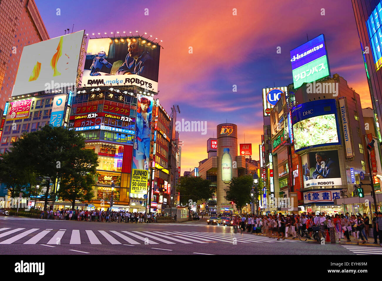 Gebäude bei Sonnenuntergang an der Fußgängerampel an der Kreuzung in Shibuya, Tokyo, Japan Stockfoto