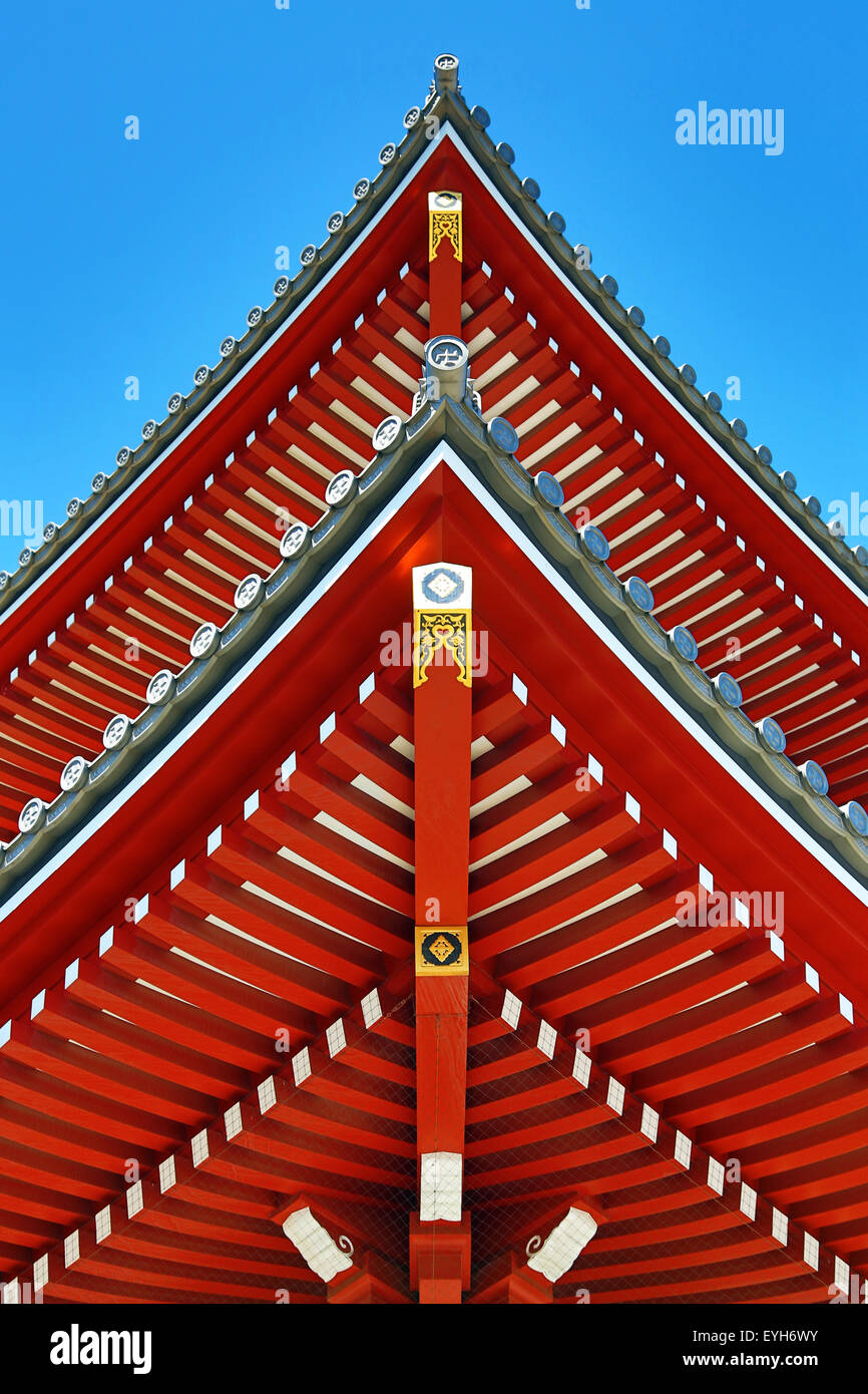 Bemalte hölzerne Dachbalken in Asakusa-Jinja-Shinto-Schrein, Tokyo, Japan Stockfoto