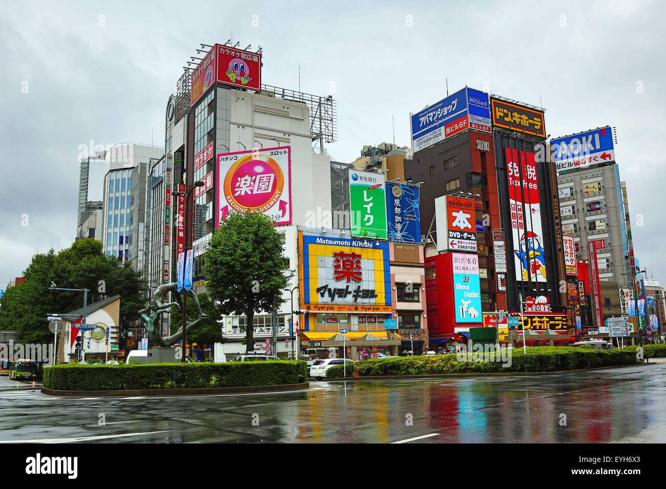 Gebäude mit Werbetafeln in Ikebukuro, Tokio, Japan Stockfoto