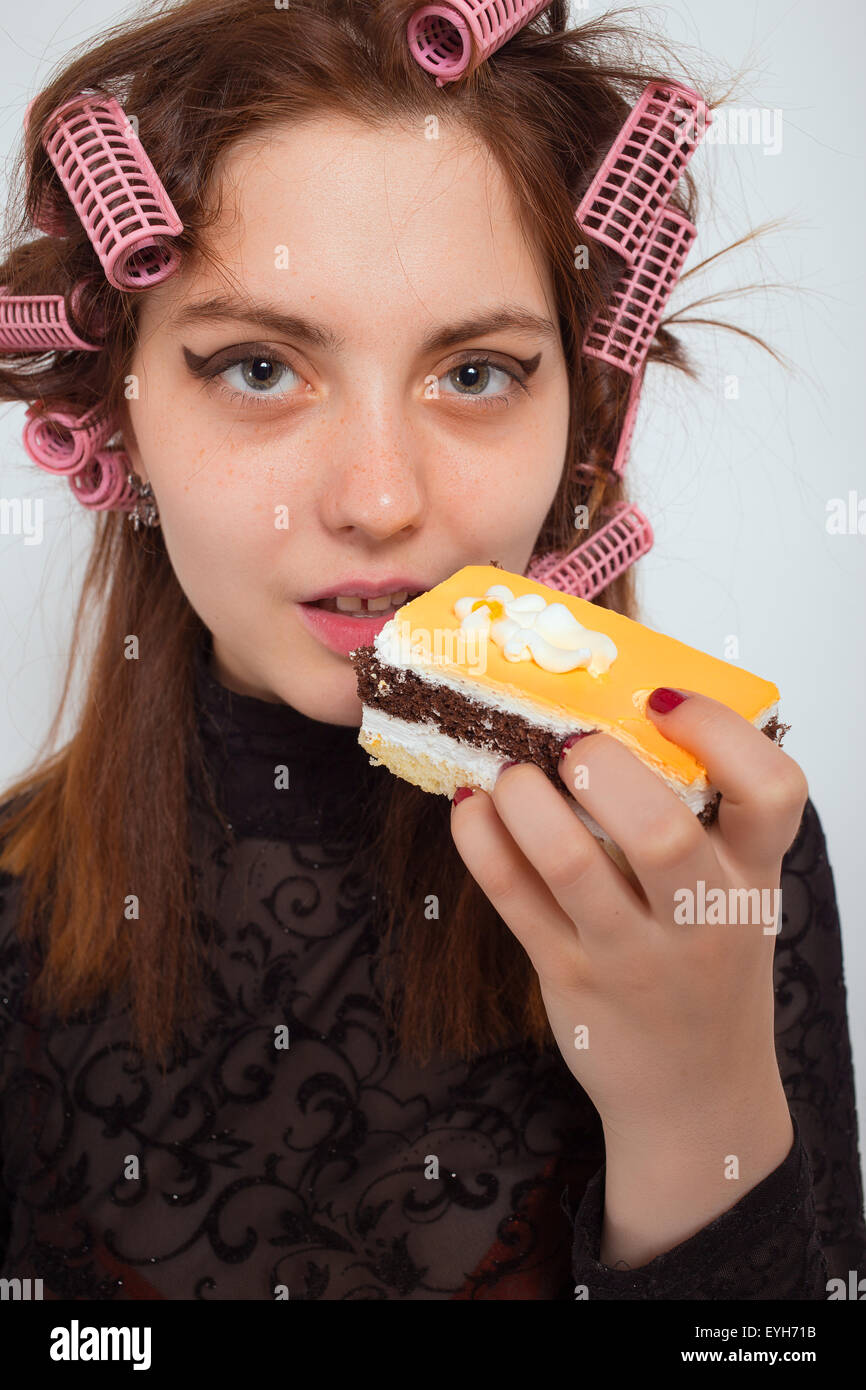 Die jungen hungrigen Frau mit pie Stockfoto