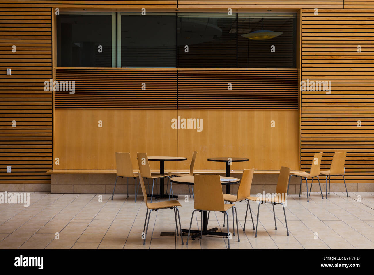 Leere Tische und Stühle im Atrium der life sciences Gebäude auf dem Campus der Ubc in Vancouver Stockfoto