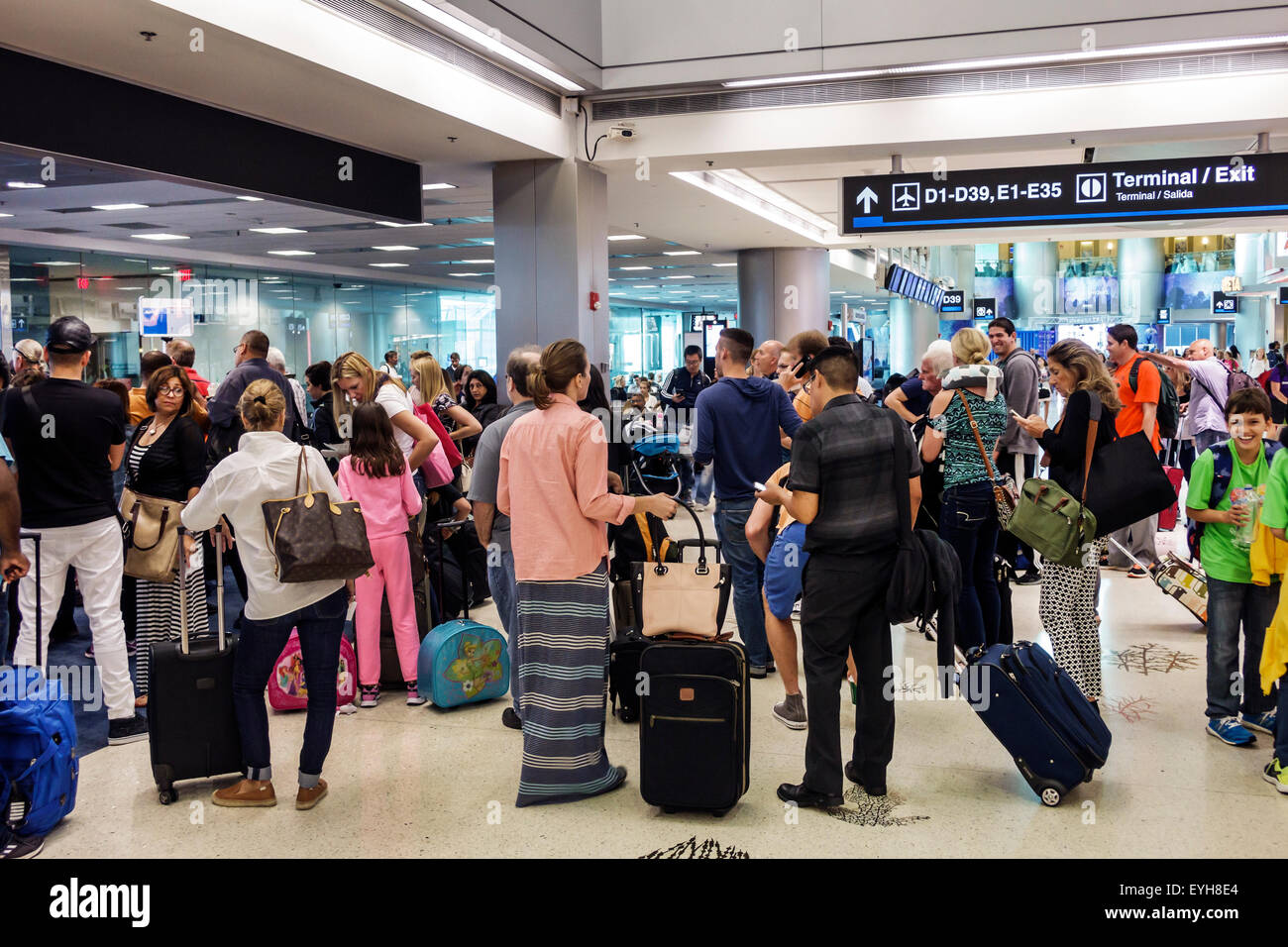 Miami Florida, Internationaler Flughafen, MIA, Terminal, Gate, innen, Menge, Boarding, Besucher reisen Reise touristischer Tourismus Wahrzeichen Stockfoto